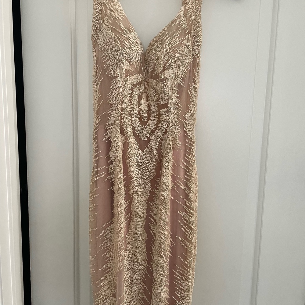 This is such a beautiful dress!! Only worn once! It’s super heavy! 5-7lbs